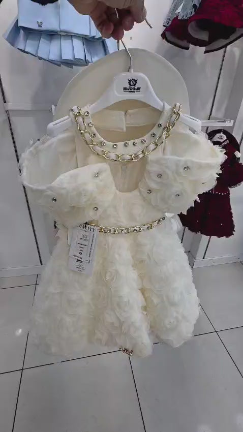 Elegantna i nezna u kompletu sa sesirom